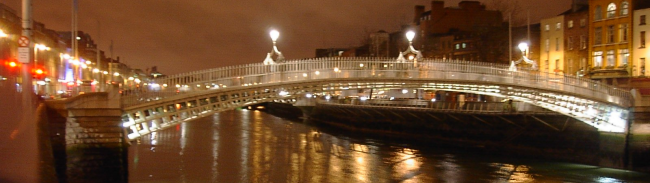 HaPenny Bridge bei Nacht