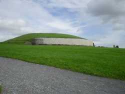 Der Grabhügel von Newgrange